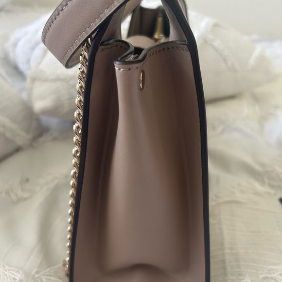 Más que una bolsa es un lindo accesorio para tu atuendo formal a casual. - Picture 7 of 10